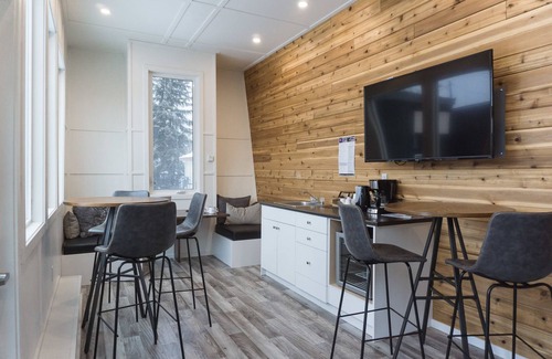 East Kootenay Hotel | Relax at Snow Valley Lodging with Spa and Hot Tub Access