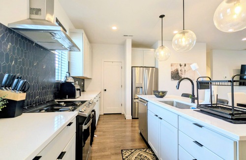 Mountain Green Condo | Snowbasin, Powder, IKON, Workstation, Ski home