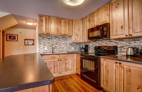 Sandpoint Cabin | Snowberry 2: Spacious Retreat with Sauna & Hot Tub, Sleeps 30!
