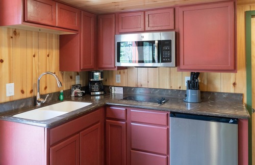 West Glacier Cabin | Cozy Snowberry Cabin: Family-Friendly Stays with Breakfast