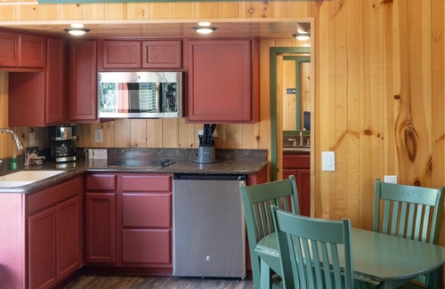 West Glacier Cabin | Cozy Snowberry Cabin: Family-Friendly Stays with Breakfast