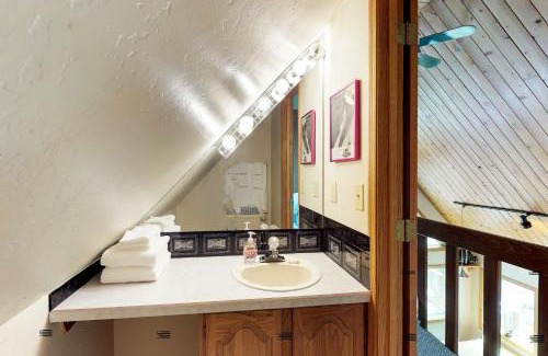 Alyeska Ski Chalet | Pet-Friendly Snowbird Chalet #5 for Family Getaways