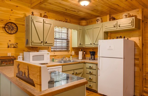 Williamstown Cabin | Cozy Log Cabin Retreat with Hot Tub & Game Room