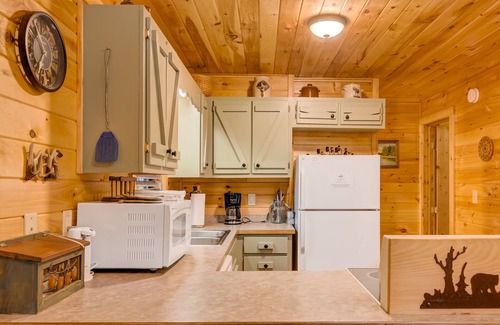 Williamstown Cabin | Cozy Log Cabin Retreat with Hot Tub & Game Room