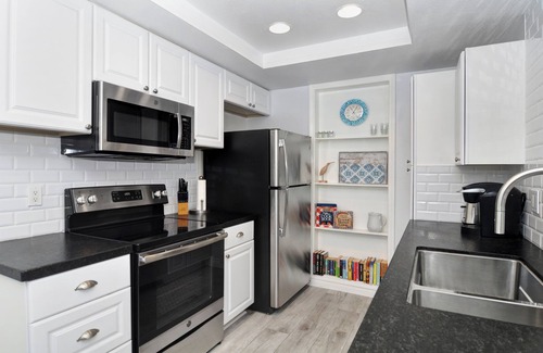 Del Obispo Condo | Escape to Harbor Cove: Relax by Creeks & Walk to Beach!