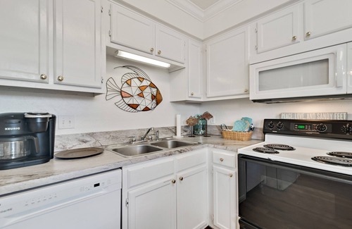Gulf Shores Condo | Book 3 Nights and Enjoy a Free Night by the Ocean!