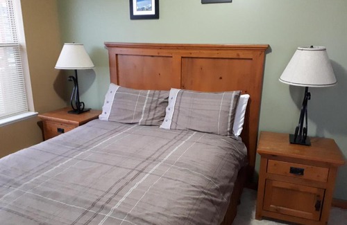 Silver Star Mountain Apartment | Experience Snowbound: Family-Friendly with Hot Tub & Breakfast
