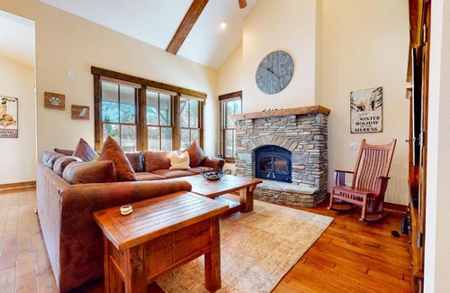 Mammoth Lakes Apartment | Relaxing Snowcreek VI Lodges Condo with Hot Tub & Breakfast