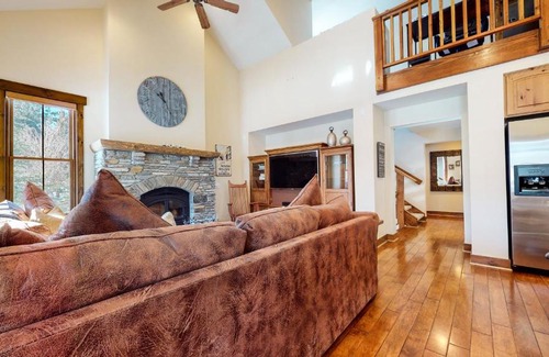 Mammoth Lakes Apartment | Relaxing Snowcreek VI Lodges Condo with Hot Tub & Breakfast