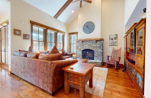Mammoth Lakes Apartment | Relaxing Snowcreek VI Lodges Condo with Hot Tub & Breakfast