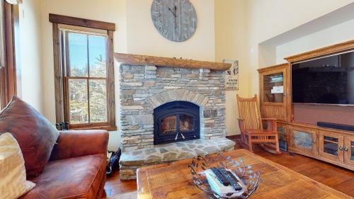 Mammoth Lakes Apartment | Relaxing Snowcreek VI Lodges Condo with Hot Tub & Breakfast