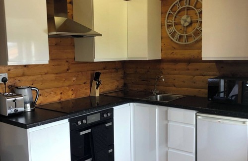Bronaber Cabin | Cozy Snowdonia Log Cabin with Private Garden for Families