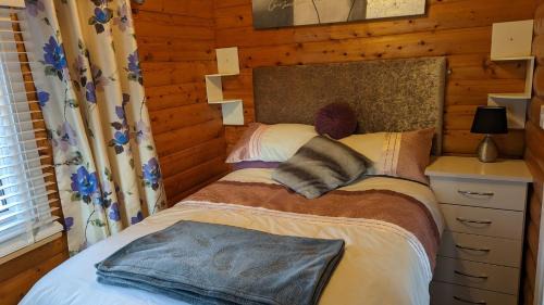 Bronaber House | Charming Snowdonia Log Cabin: Pet & Child Friendly Retreat