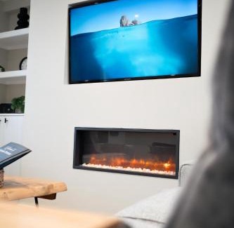 Llanberis House | Eco-Friendly Snowdonia Quarryman Cottage with Hot Tub