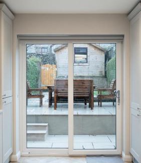 Llanberis House | Eco-Friendly Snowdonia Quarryman Cottage with Hot Tub