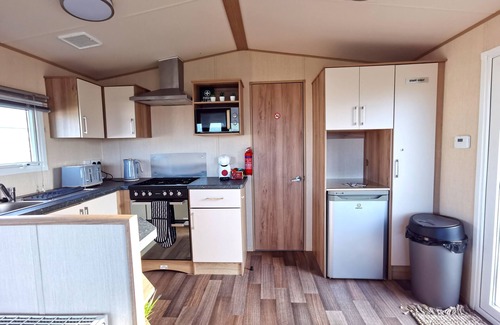 Llwyngwril Cabin | Discover Sea and Mountain Views at Snowdonia Sunbeach