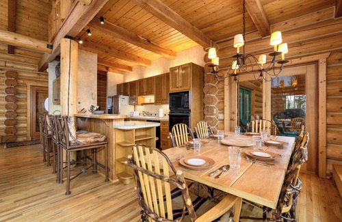 Mountain Village Cabin | Snowdrift Cabin by Avantstay: Prime Ski Access & Spa Retreat