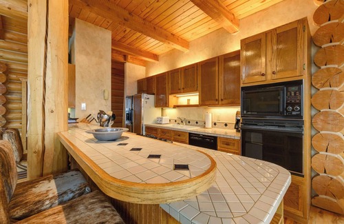 Mountain Village Cabin | Snowdrift Cabin by Avantstay: Prime Ski Access & Spa Retreat