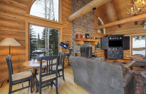 Mountain Village Cabin | Snowdrift Cabin by Avantstay: Prime Ski Access & Spa Retreat