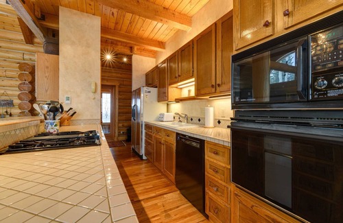 Mountain Village Cabin | Snowdrift Cabin by Avantstay: Prime Ski Access & Spa Retreat
