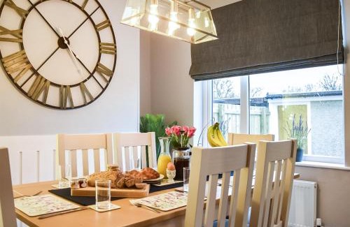 North Sunderland House | Inviting Snowdrop Cottage: Family & Pet-Friendly Retreat
