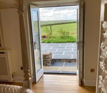 Haverfordwest House | Inviting Snowdrop Cottage @ Ty-llwyd with Hot Tub & Breakfast