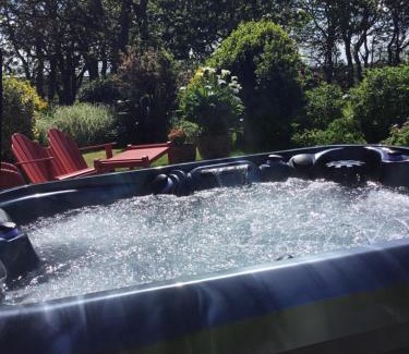 Haverfordwest House | Inviting Snowdrop Cottage @ Ty-llwyd with Hot Tub & Breakfast