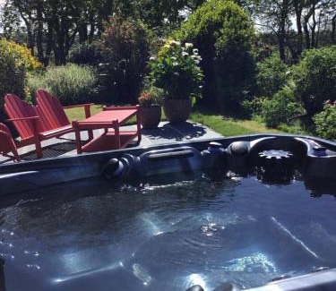 Haverfordwest House | Inviting Snowdrop Cottage @ Ty-llwyd with Hot Tub & Breakfast