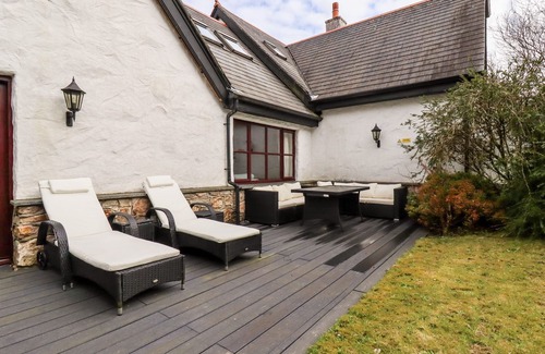 St Wenn Cottage | Family-Friendly Snowdrop Cottage with Pool & Spa in Wadebridge