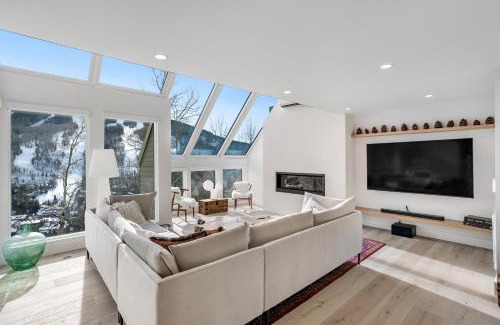 Vail House | Unforgettable Snowfall Sanctuary: Family Retreat with Hot Tub