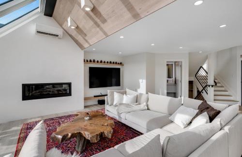 Vail House | Unforgettable Snowfall Sanctuary: Family Retreat with Hot Tub
