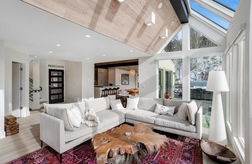Vail House | Unforgettable Snowfall Sanctuary: Family Retreat with Hot Tub
