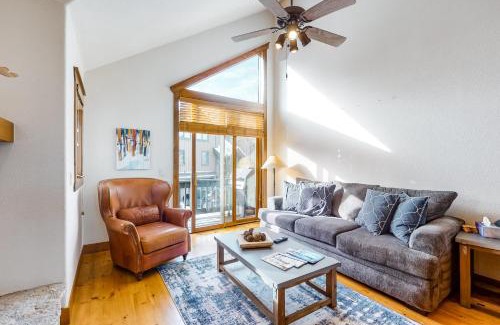 Four O'Clock House | Relaxing Snowflake Retreat with Hot Tub for Families