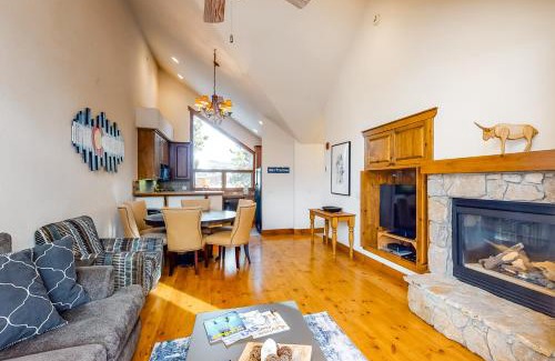 Four O'Clock House | Relaxing Snowflake Retreat with Hot Tub for Families
