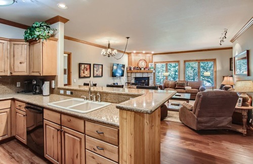 Four O'Clock Condo | Snowflake Sanctuary | Ski-in/Ski-out with Spa & Pool Access