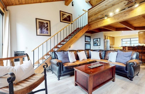 Mammoth Lakes Condo | Snowflower #75 (3-Bedroom Condo) with Pool by RedAwning