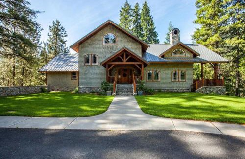 Leavenworth Ski Chalet | Snowgrass Lodge: Breathtaking Views & Inviting Hot Tub