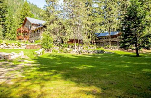 Leavenworth Ski Chalet | Snowgrass Lodge: Breathtaking Views & Inviting Hot Tub