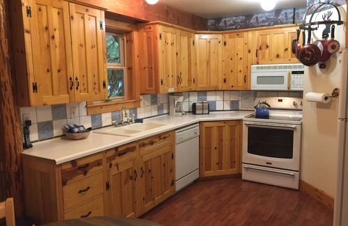 Glacier Cabin | Cozy Snowline Cabin #25: Pet-Friendly Retreat with Hot Tub