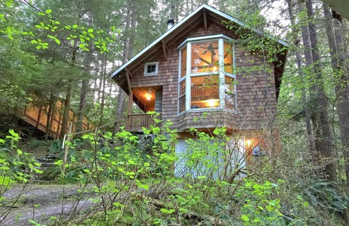 Glacier Cabin | Cozy Snowline Cabin #25: Pet-Friendly Retreat with Hot Tub
