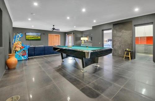 Canobolas House | Snowline - Ultimate Getaway with Pool & Spa for 16 Guests