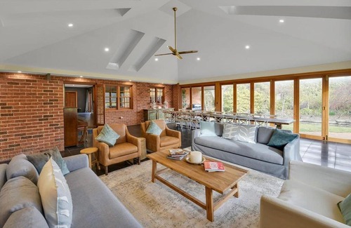Canobolas House | Snowline - Ultimate Getaway with Pool & Spa for 16 Guests