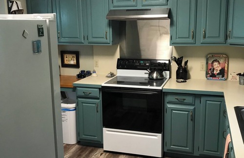 Brantingham Cottage | Cozy Cottage Retreat: Perfect for Snowmobilers & Families