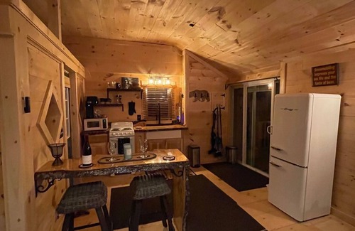 Columbia Cabin | Snowmobiler's Private Cabin on Trails - Pet-Friendly Retreat