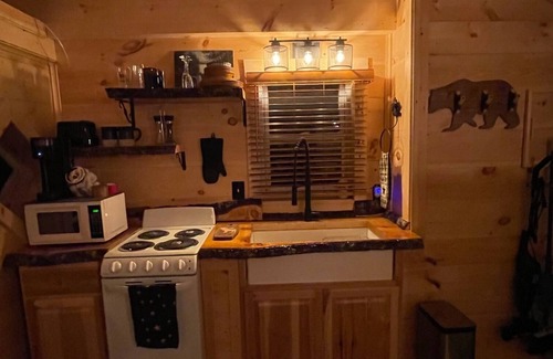 Columbia Cabin | Snowmobiler's Private Cabin on Trails - Pet-Friendly Retreat