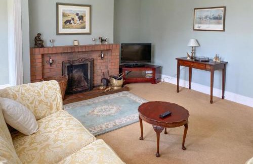 South Charlton House | Experience Snowshill: Pet-Friendly Retreat with High Ratings
