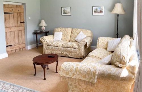 South Charlton House | Experience Snowshill: Pet-Friendly Retreat with High Ratings