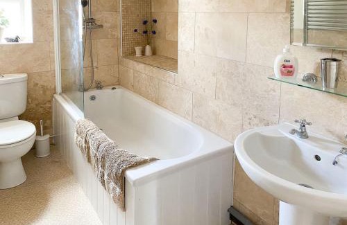 South Charlton House | Experience Snowshill: Pet-Friendly Retreat with High Ratings