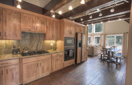 Black Bart House | Cozy Snowshoe Chalet: 3 Bedroom Cabin with Kitchen