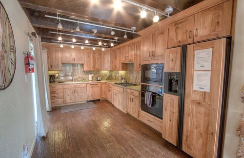 Black Bart House | Cozy Snowshoe Chalet: 3 Bedroom Cabin with Kitchen